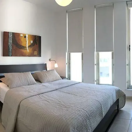 3b Pool Penthouse Private Hot Tub Center * Larnaca